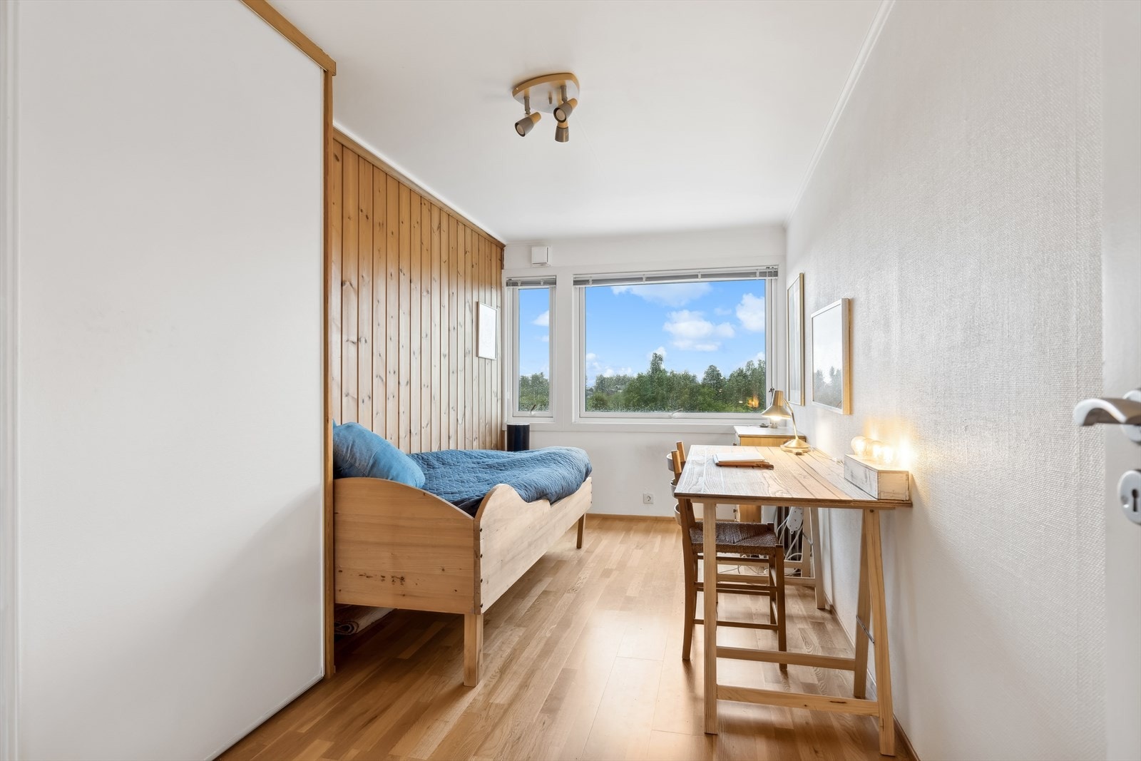 Soverom 3 med skyvedørsgarderobe, persienner og spotlampe som medfølger. Galleribilde