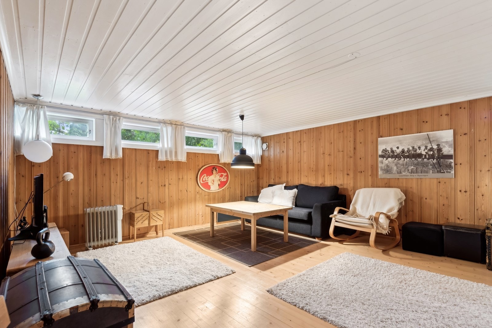 Kjellerstuen har i utgangspunktet godt med vinduer, men er ikke godkjent som varig oppholdsrom. Ypperlig samlingssted for barna! Galleribilde