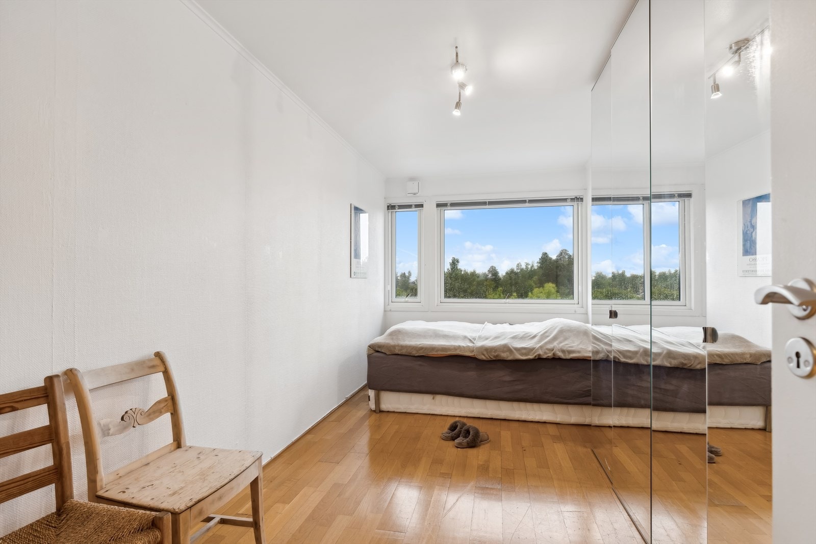 Soverom 2 med garderobeskap med speildører. Persienner over vinduer og spotlampe medfølger. Galleribilde