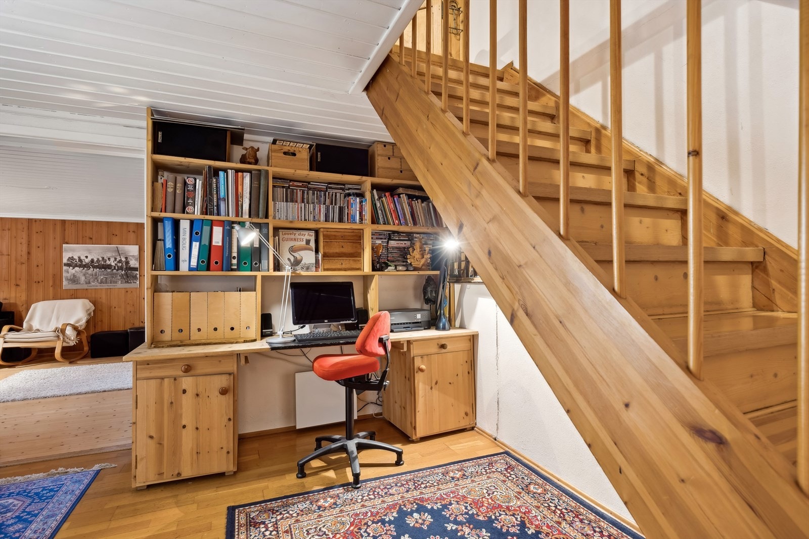 Plass til hjemmekontoret i gangen i kjeller. Galleribilde