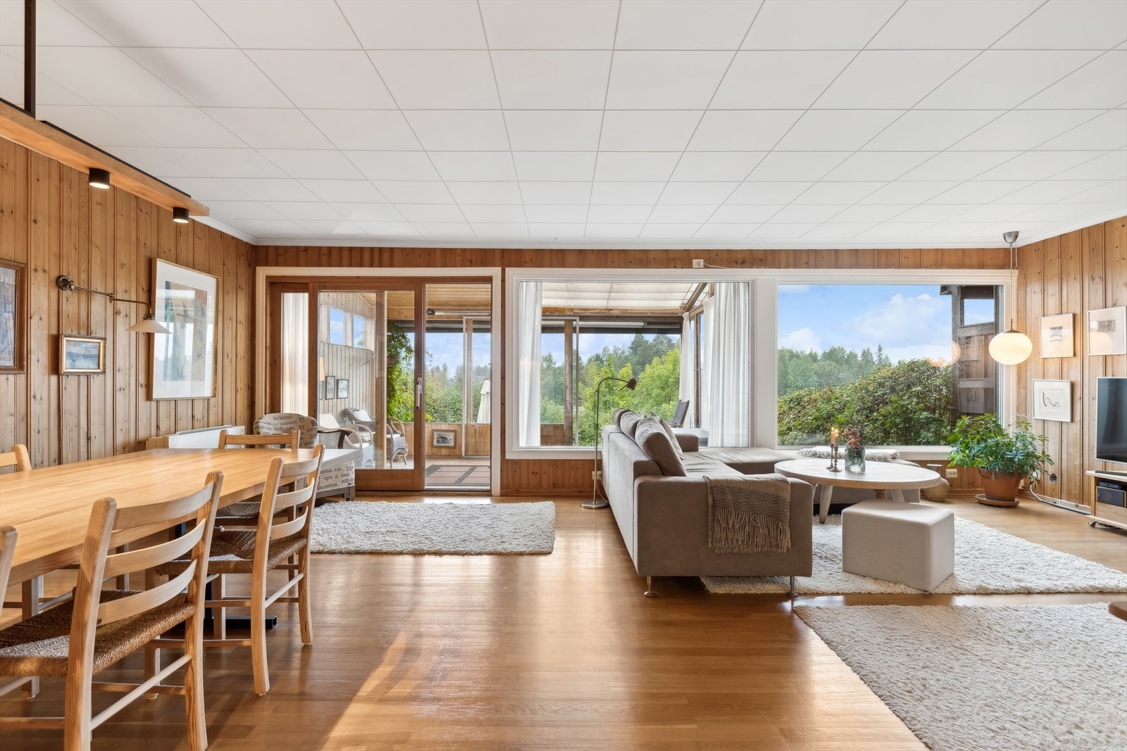 God plass i stue/spisestue til både langbord og sofamøblering Galleribilde