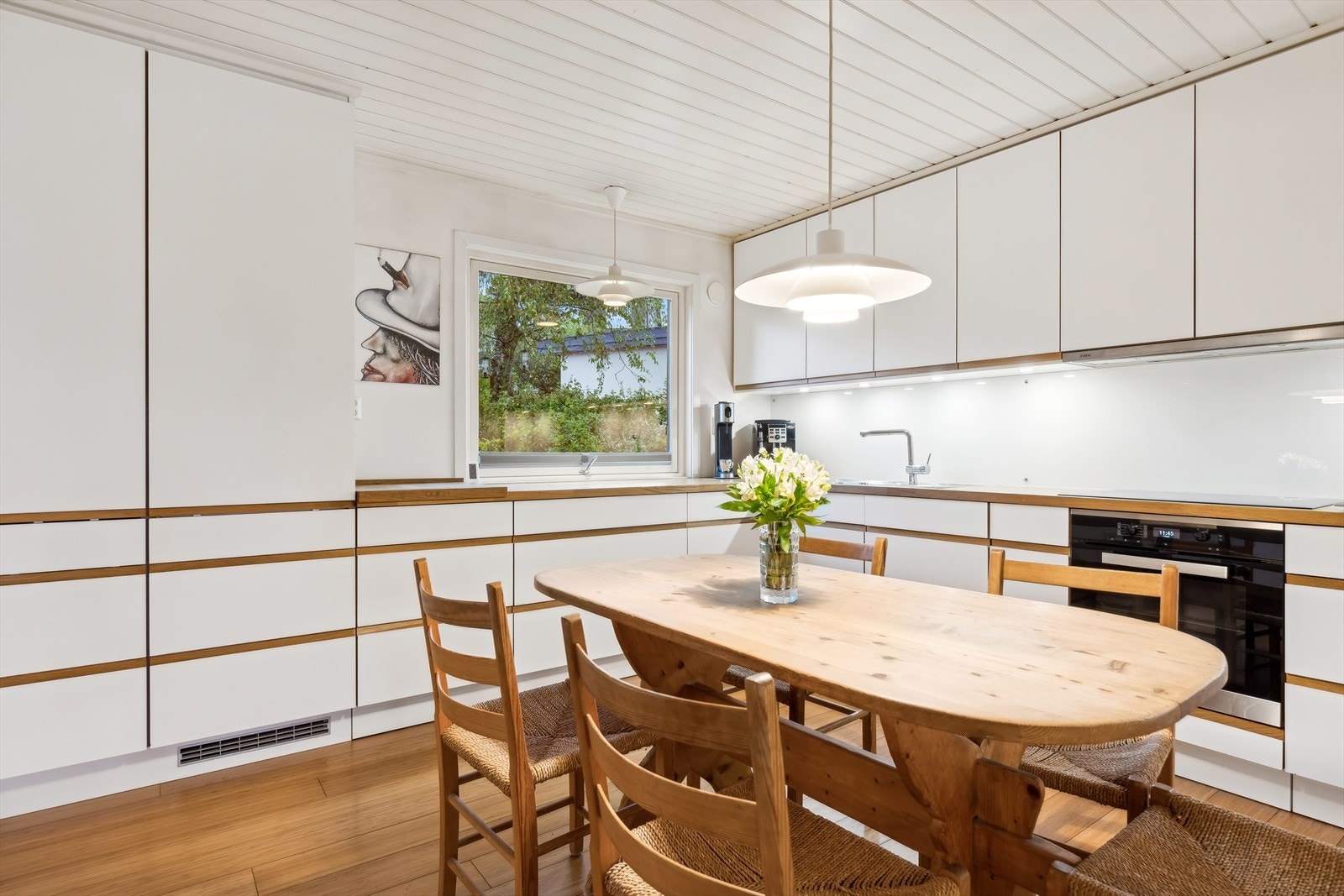 Rikelig med både skap- og benkplass! Galleribilde