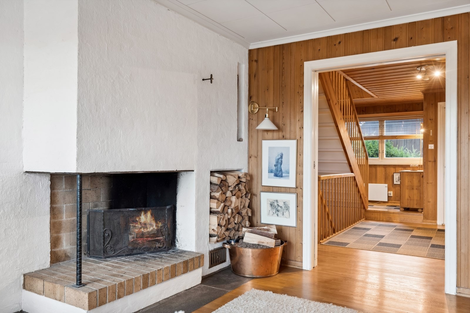 Åpen peis i stuen i 1.etg. Skyvedør mot hallen. Galleribilde