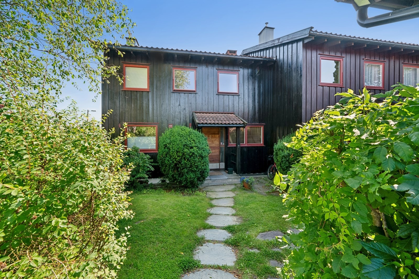 Eiendommen er grønn og hyggelig med mye skjermende beplantning. Galleribilde