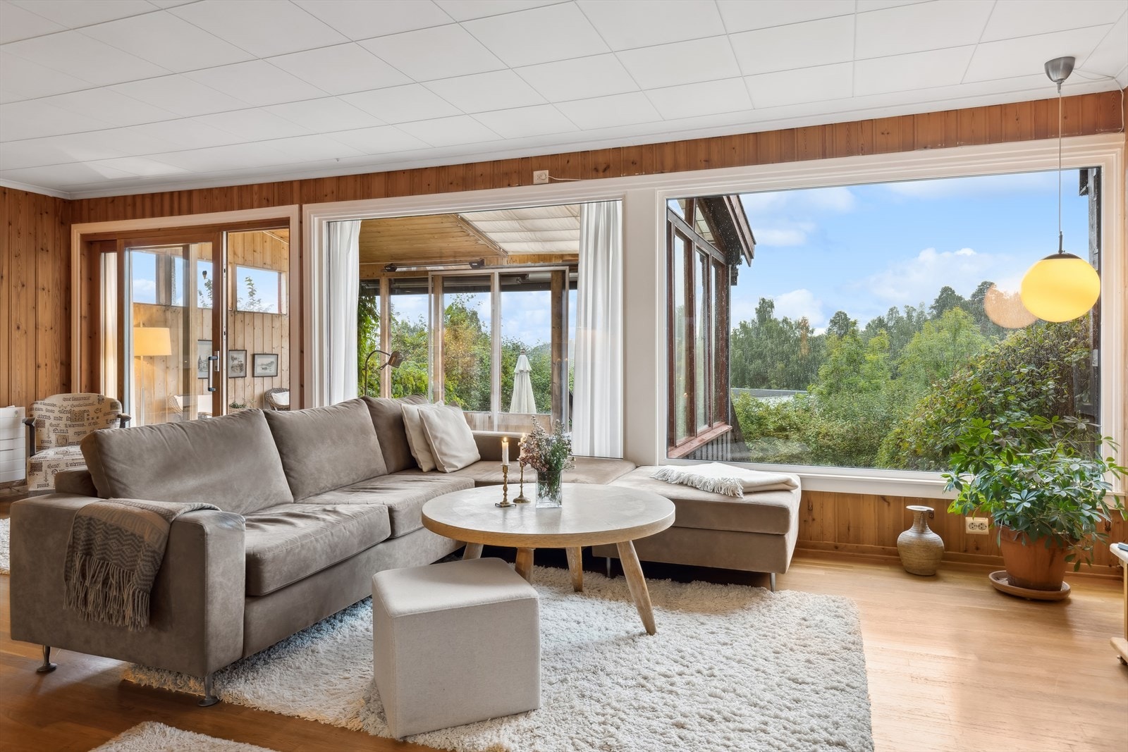 Det er montert markise/screens over stuevindu og i vinterhagen Galleribilde