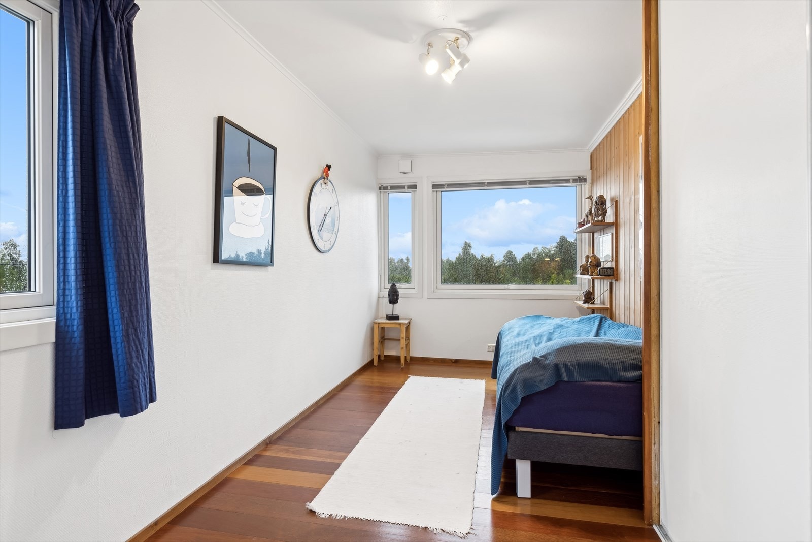 Soverom 4 har også skyvedørsgarderobe, persienner mot sydøst og spotlampe som medfølger. Parkett på gulv i alle soverom. Galleribilde