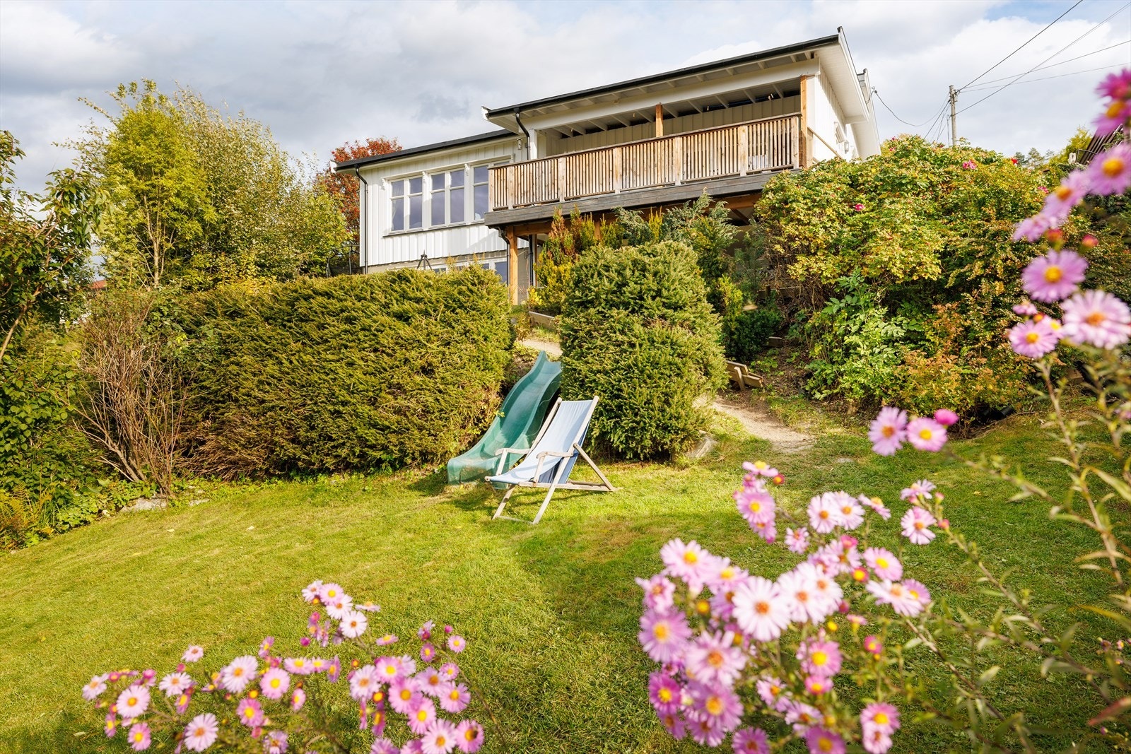 Eiendommen har en koselig hage delt opp i ulike soner. Galleribilde