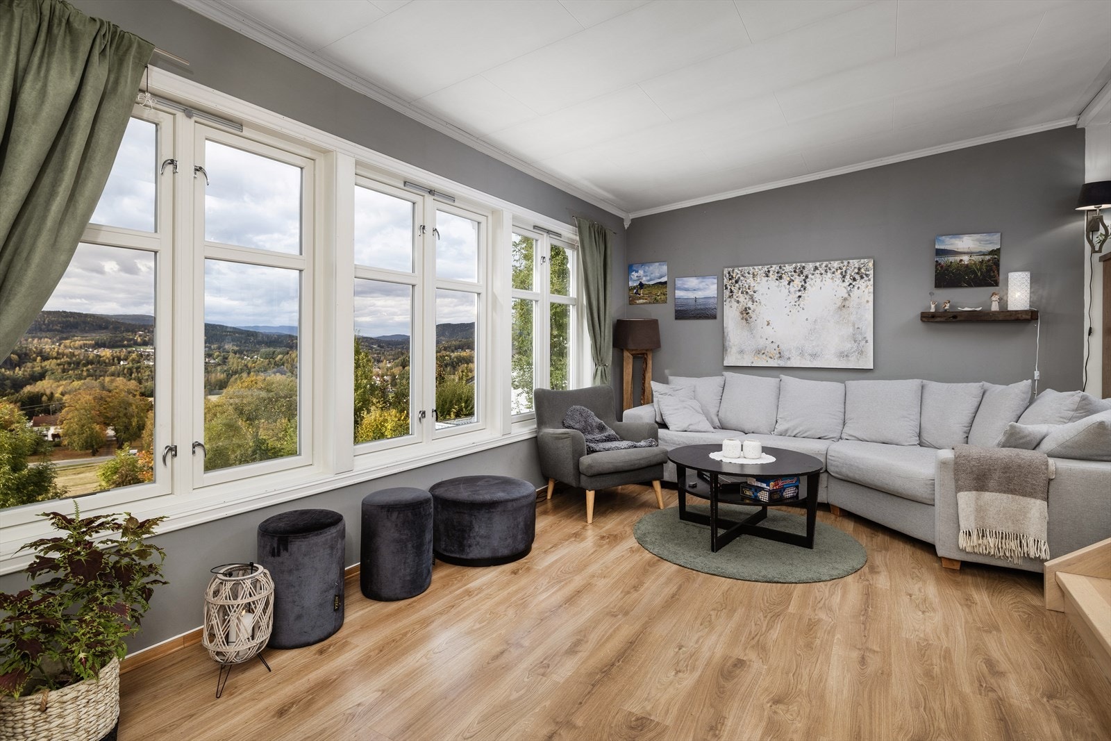 Fra vinduene slippes det inn godt med naturlig dagslys og man har flott utsikt over nærområdene. Galleribilde