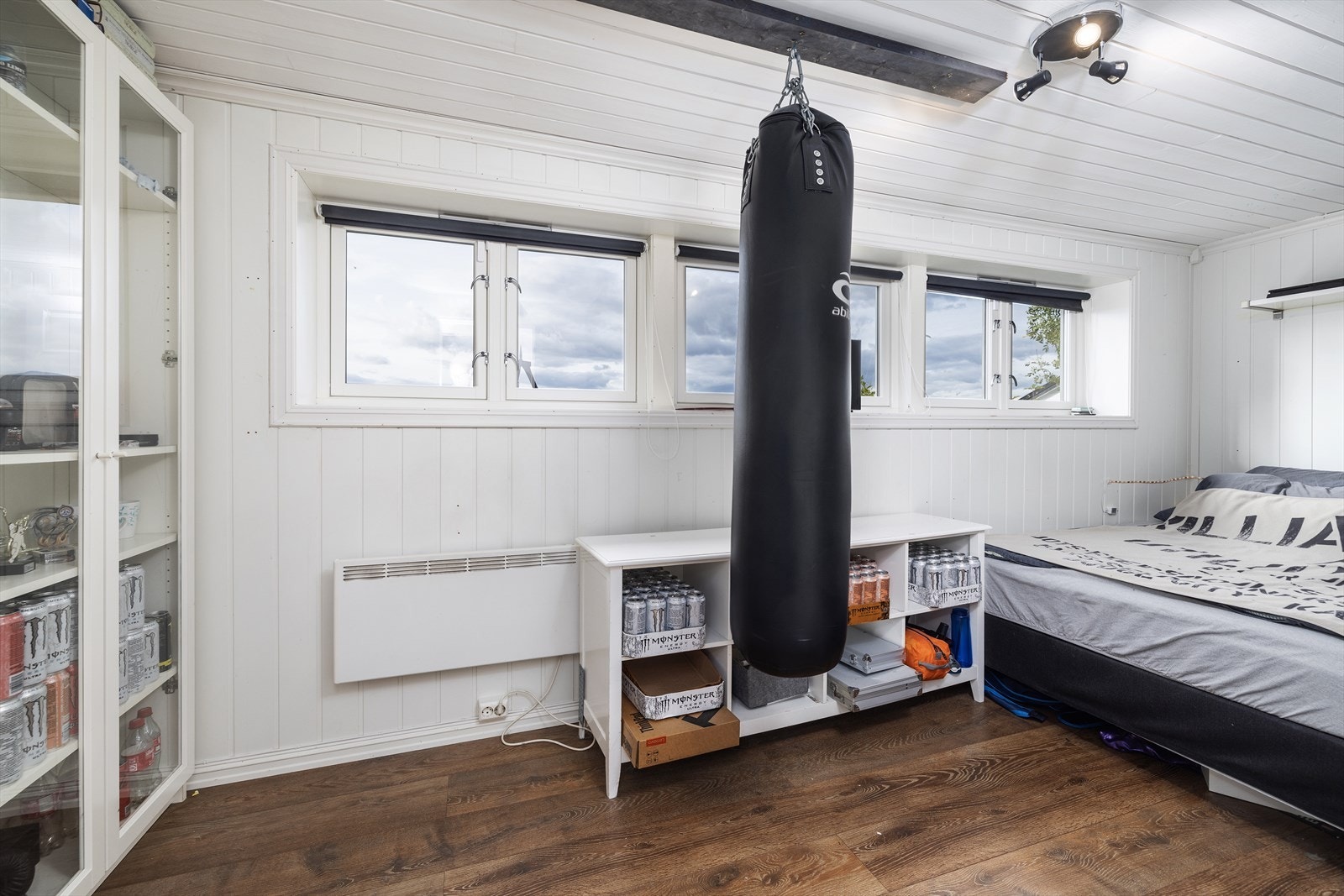 Rommet er malt i lyse farger og har godt lysinnslipp fra vinduene. Galleribilde