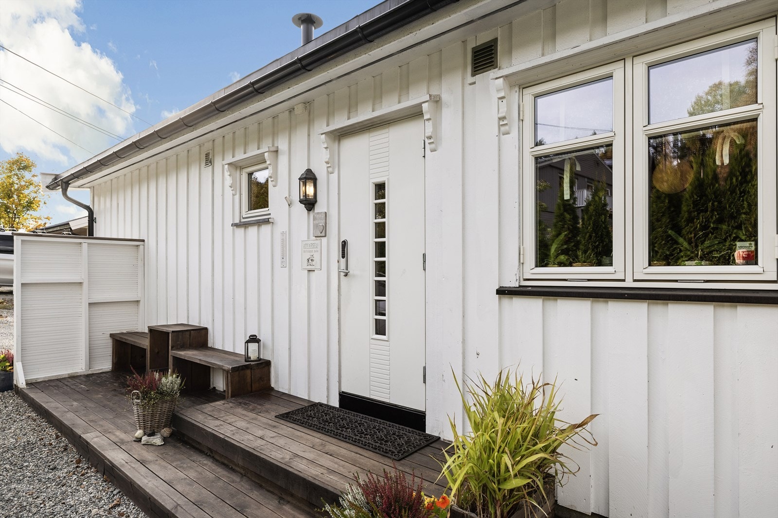 Hyggelig inngangsparti hvor inngangsdør har kodelås. Galleribilde