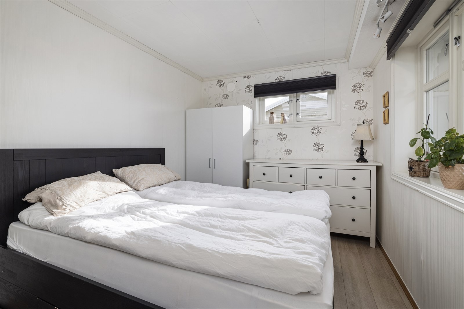 Hovedsoverommet er malt i lyse farger og har en tapetsert kontrastvegg. Galleribilde