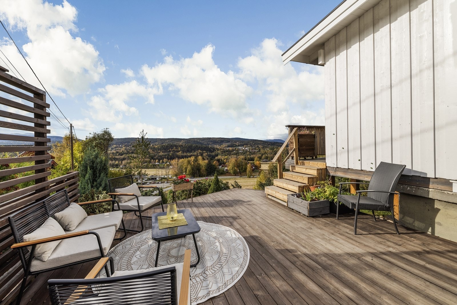 Utendørs har boligen store og solrike terrassearealer. Galleribilde