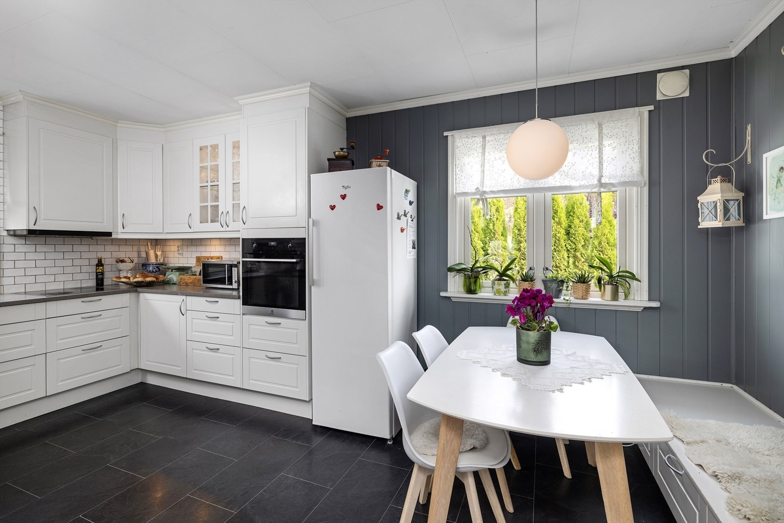 Det er godt med arbeidsflater og oppbevaringsplass i skuffer og skap, samt plass til en koselig spiseplass. Galleribilde