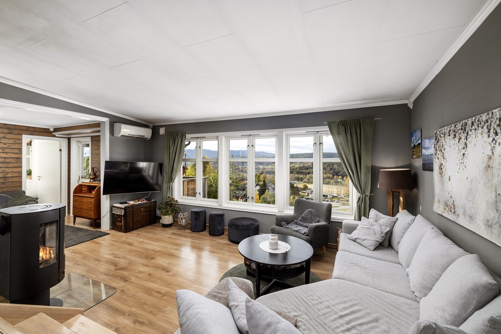 Boligen har en fin og lun stue med god plass til møblering. Galleribilde