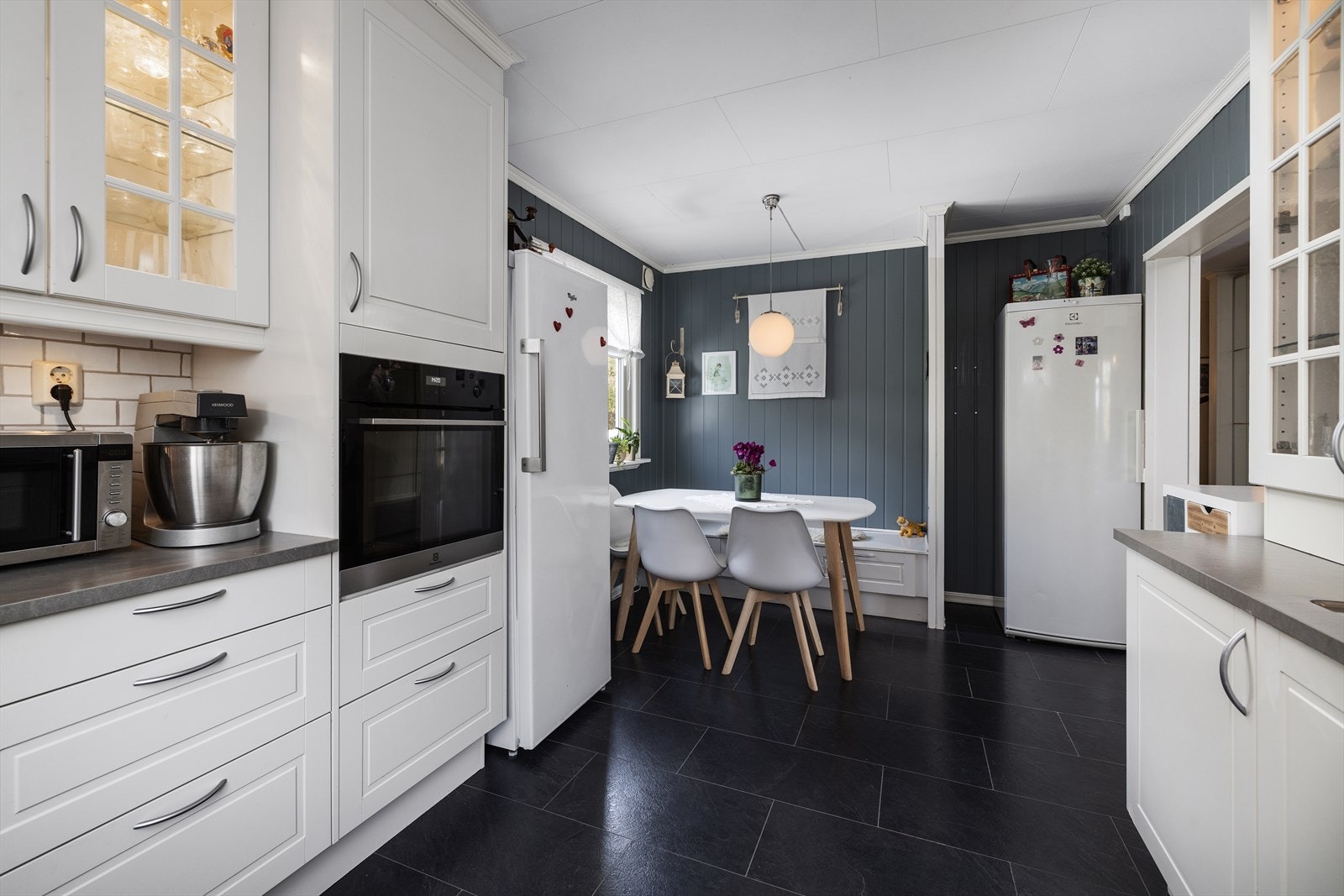 Kjøkkenet er fra 2012 og har en klassisk og tidløs stil med innredning fra Norema. Galleribilde