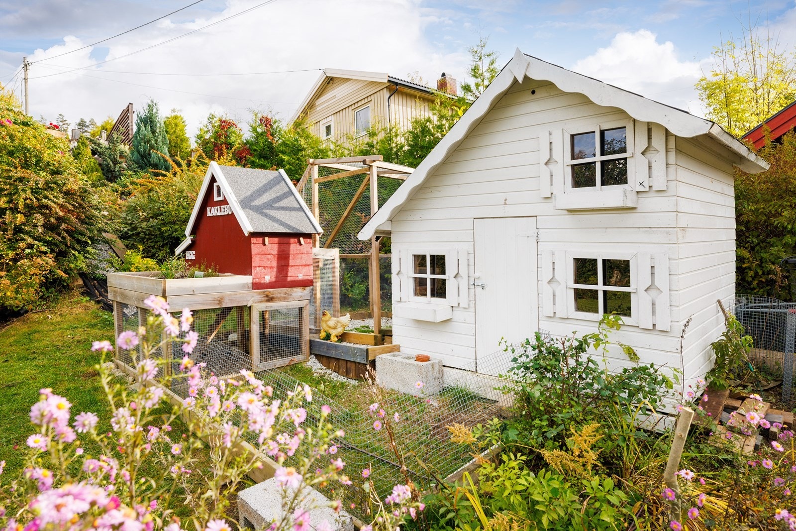 I hagen er det også en koselig lekestue som i dag benyttes som kaninhus. Galleribilde