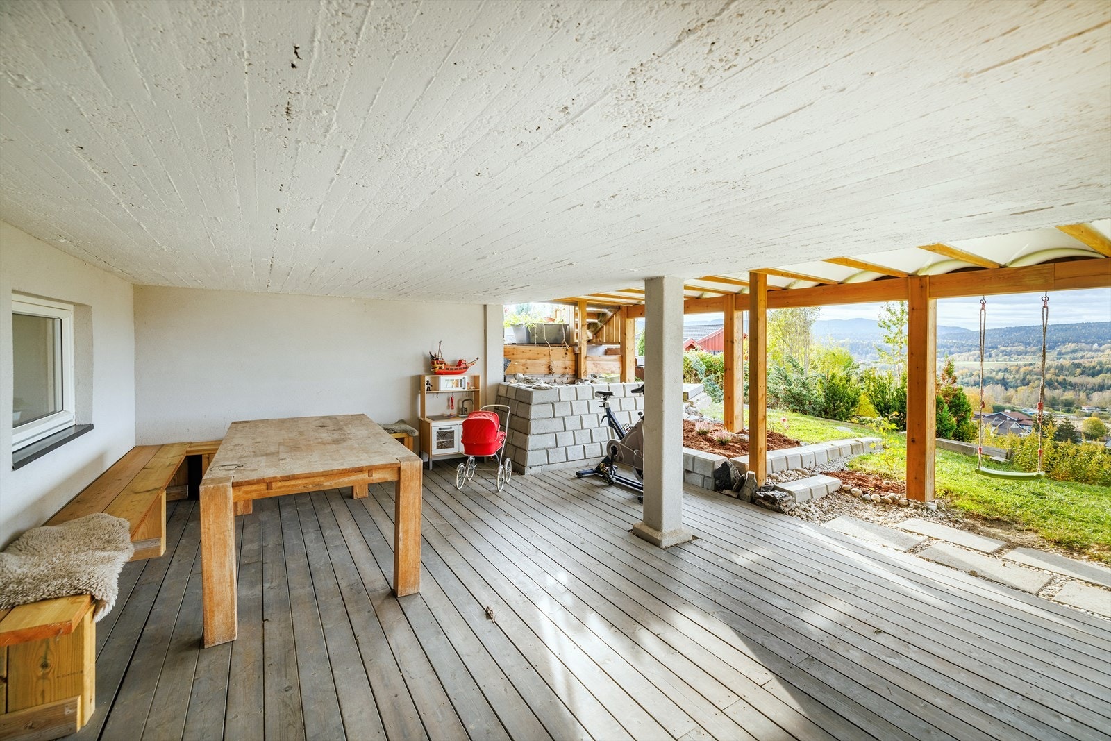 I underetasjen er er det også en stor overbygget platting, hvor man kan sitte skjermet og i le. Galleribilde