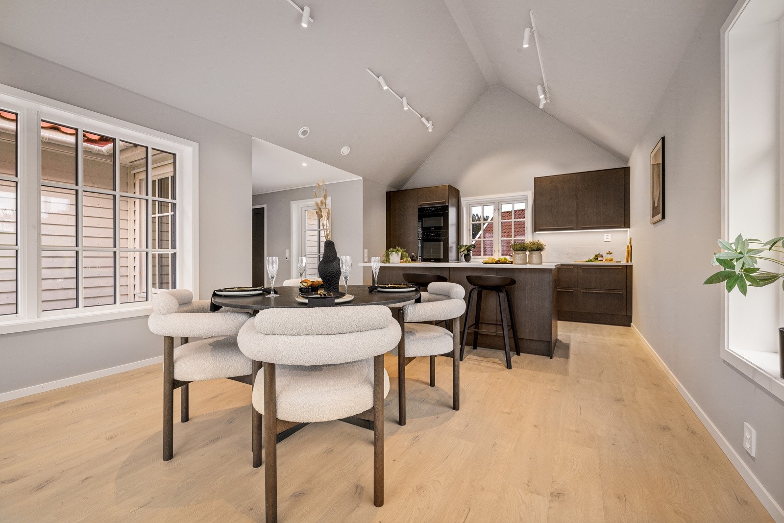 - Fantastisk takhøyde, i likhet med stuen, store vindusflater og dobbel terrassedør ut på terrassen - Galleribilde