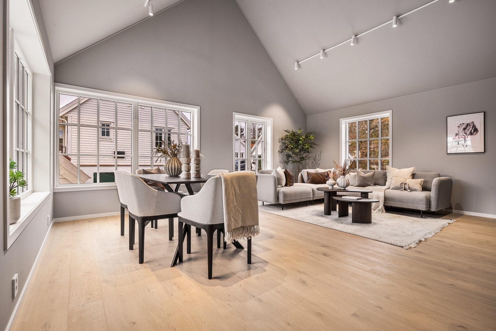 - Boligens stue er delikat og holder hele 33 kvm - Galleribilde