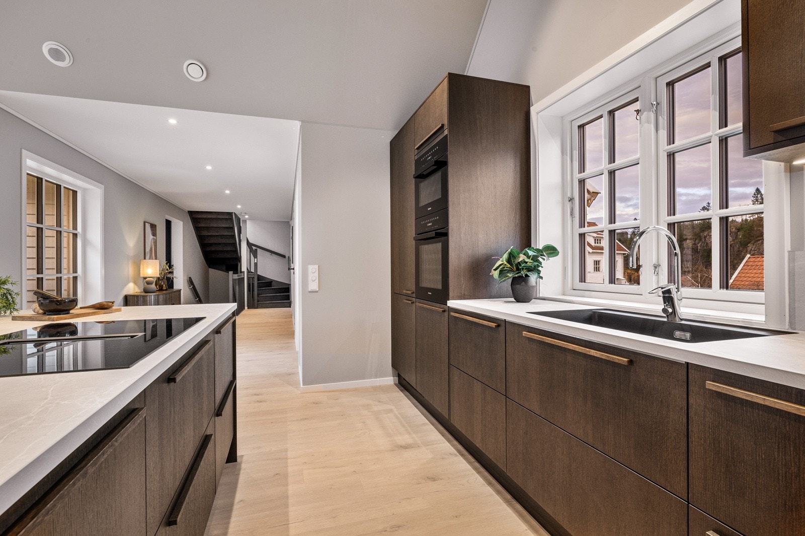 - Kjøkkenet leveres komplett med hvitevarer fra kvalitetsleverandøren Miele, herunder stekeovn m/pyrolyse, stekeovn m/ mikrobølgeovn, oppvaskmaskin og kjøleskap - Galleribilde