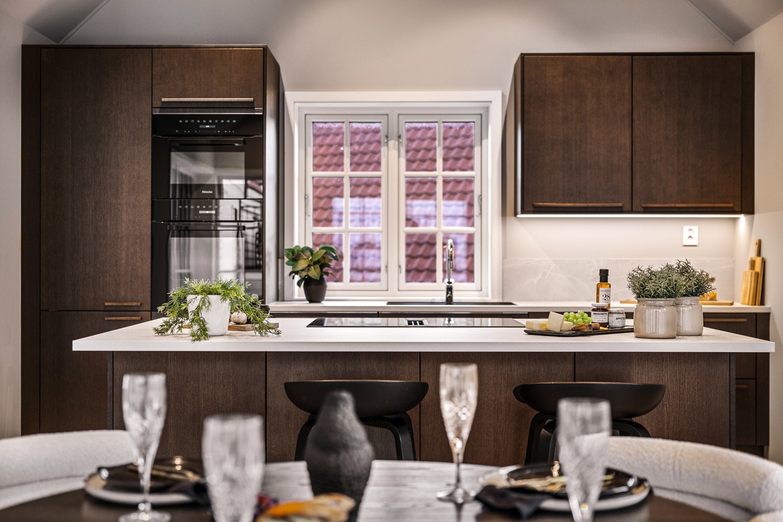 - Kjøkkeninnredningen er fra kvalitetsleverandøren Sigdal av typen Favn Nøtt med lys benkeplate i laminat - Galleribilde