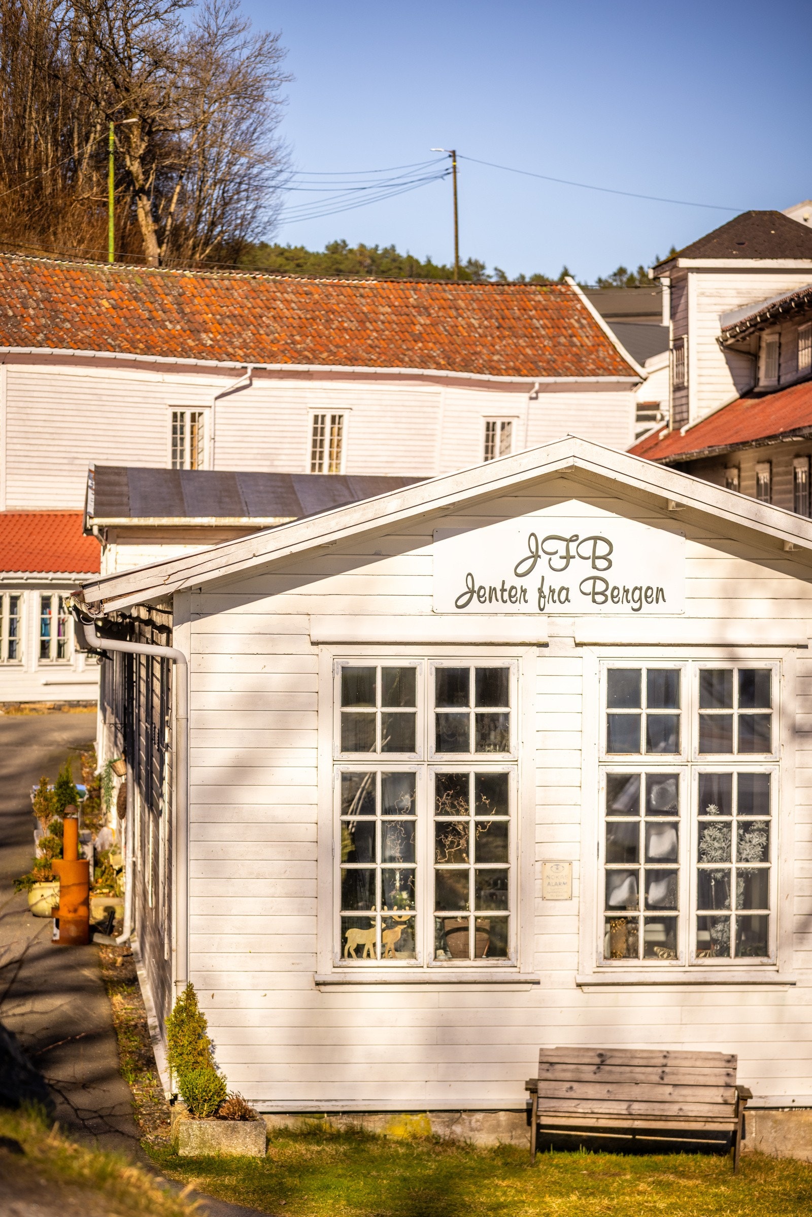 - I den gamle papirfabrikken er det selskapslokaler, butikker og fra tid til annen søndagsåpen kafé - Galleribilde