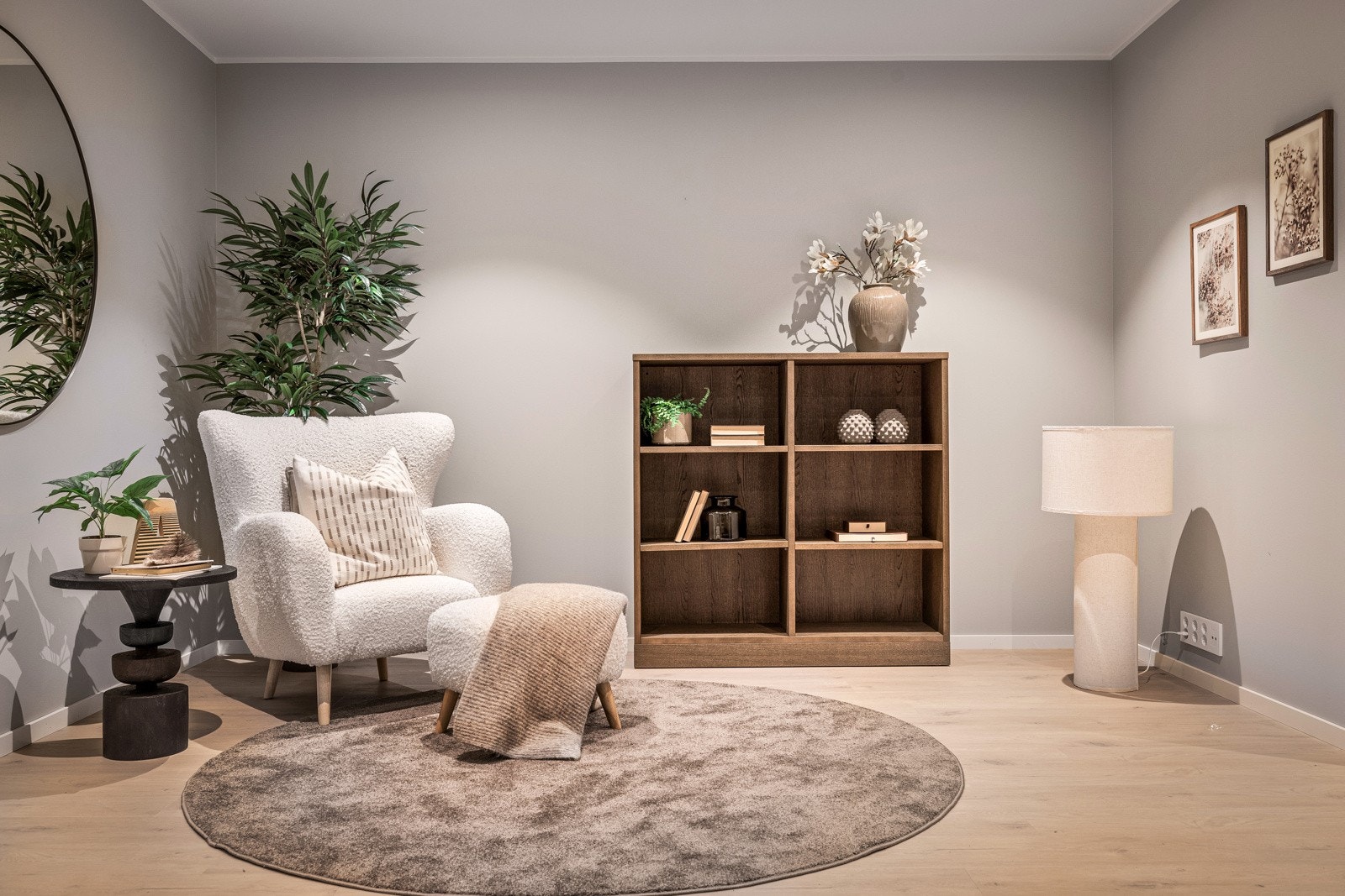 - Her er det god plass til garderobeløsninger og evt. å benytte deler av hallen som kjellerstue - Galleribilde