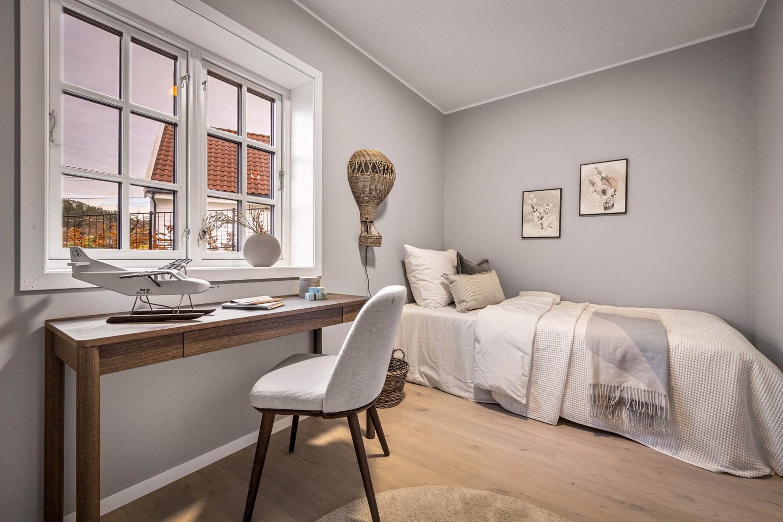 - Samtlige soverom fremstår lyse og trivelige og har 1 stavs premium vinylgulv med lyddempende og støtdempende underlag av kork, type CoreTec Natruals Desert Oak med høy slitestyrke og god komfort - Galleribilde