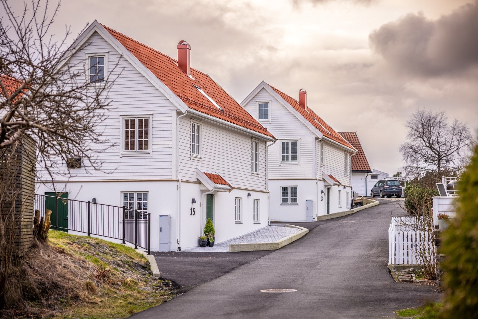 - Boligen ligger i Ellingshaugen, Alvøen, og har en flott beliggenhet midt i den karakteristiske, hvite trehusbebyggelsen - Galleribilde