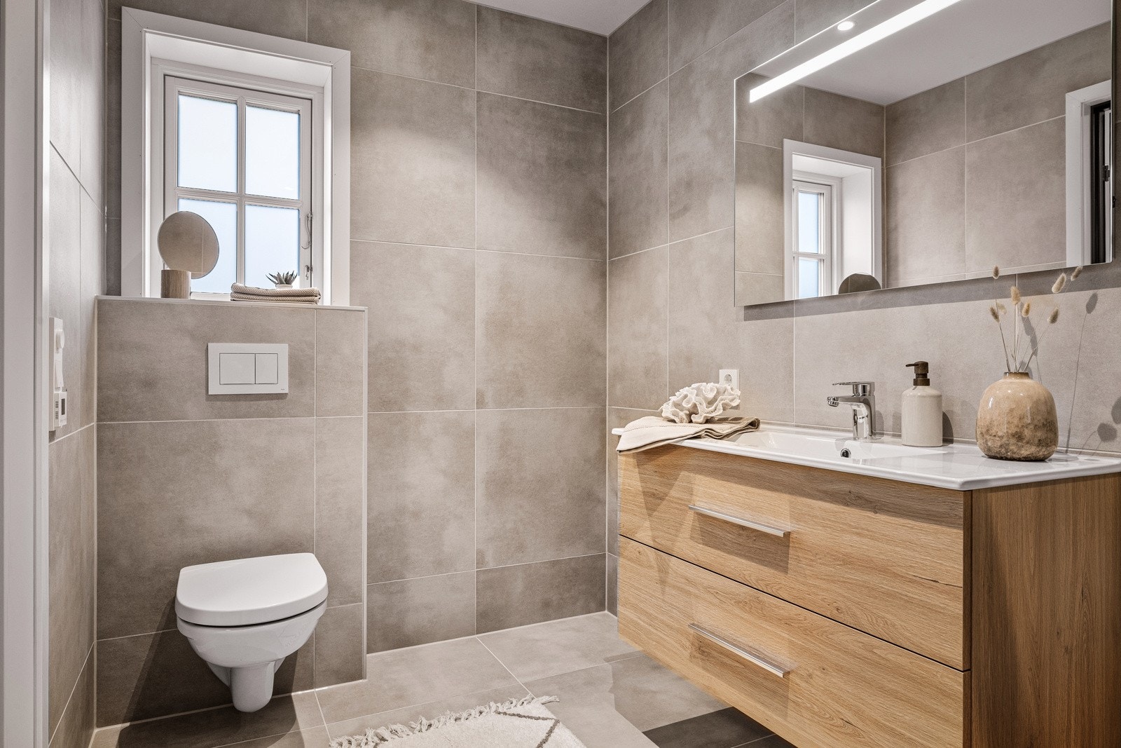 - Lekkert en-suite bad på 5,5 kvm med gulvvarme og downlights i himling - Galleribilde