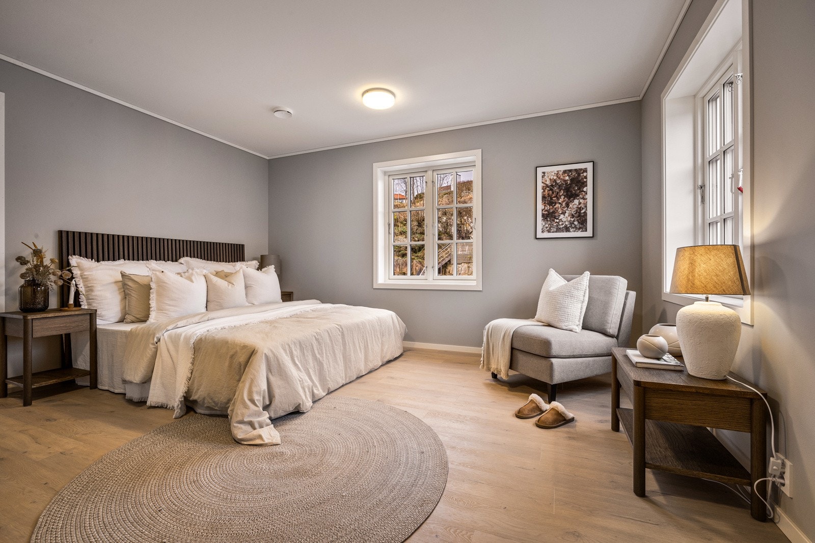 - "En suite" løsning med privat bad og god plass til garderobeskap for komfort og bekvemmelighet - Galleribilde