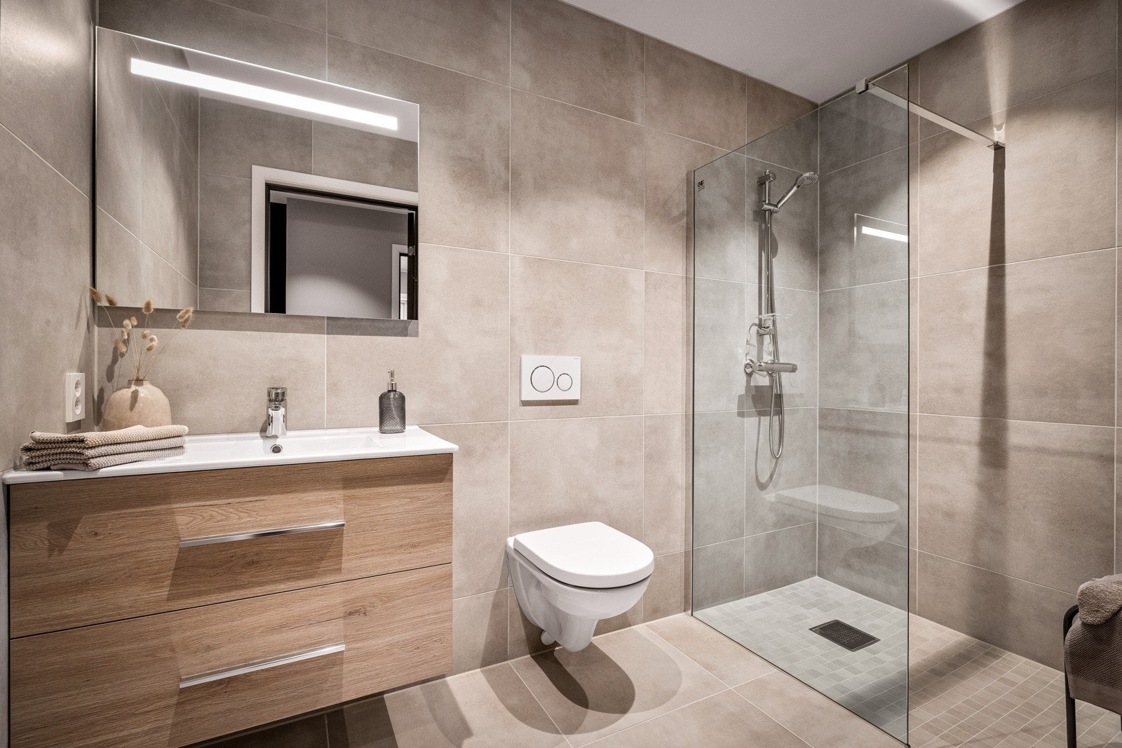 - Baderommet på plan 1 holder den samme, flotte standarden som det andre badet og er helfliset med fliser i 60*60 format i en varm fargetone - Galleribilde