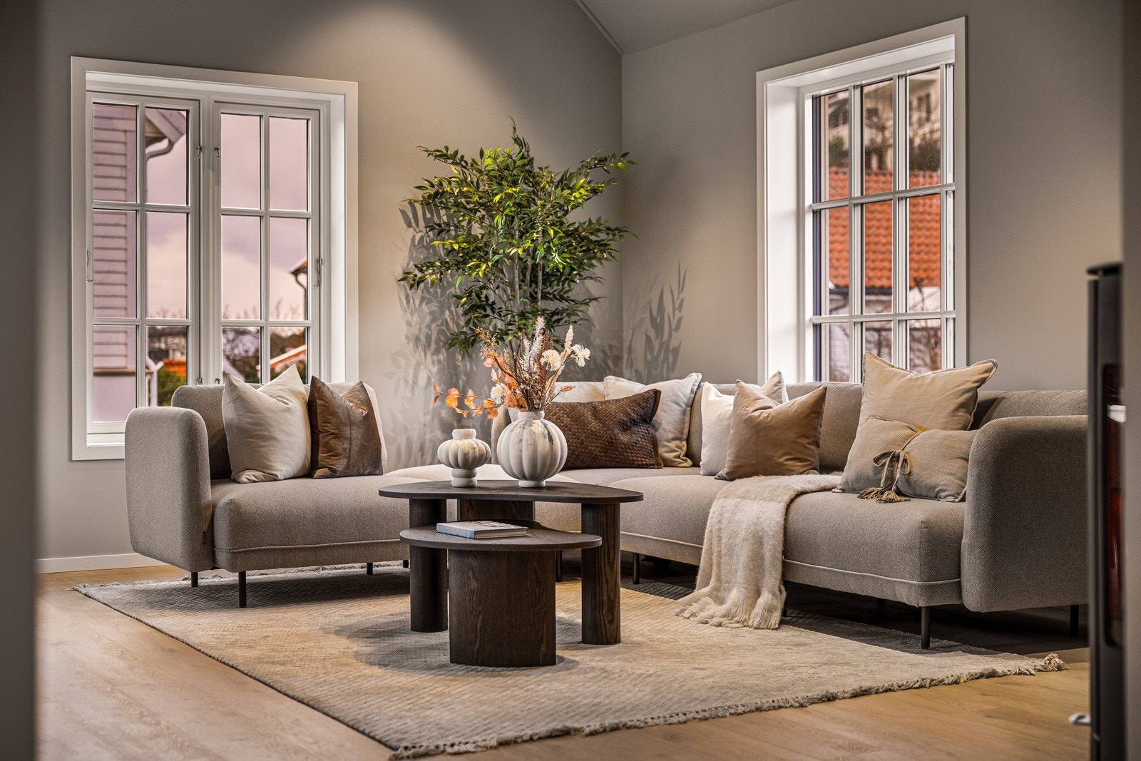 - Komplett familiebolig som går over 3 plan og inneholder 4 soverom, kjøkken, 2 stuer, 2 bad, gjeste-WC, vaskerom, bod og flere solrike uteplasser - Galleribilde