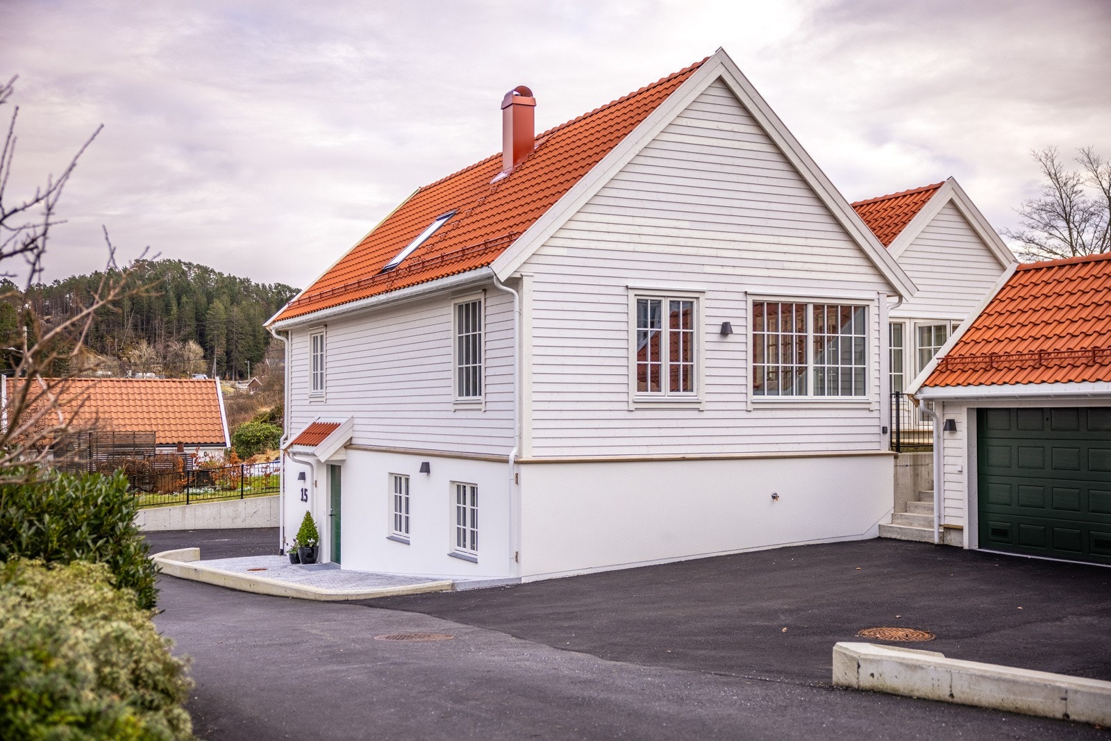 - Forøvrig biloppstillingsplass til flere biler på egen tomt - Galleribilde