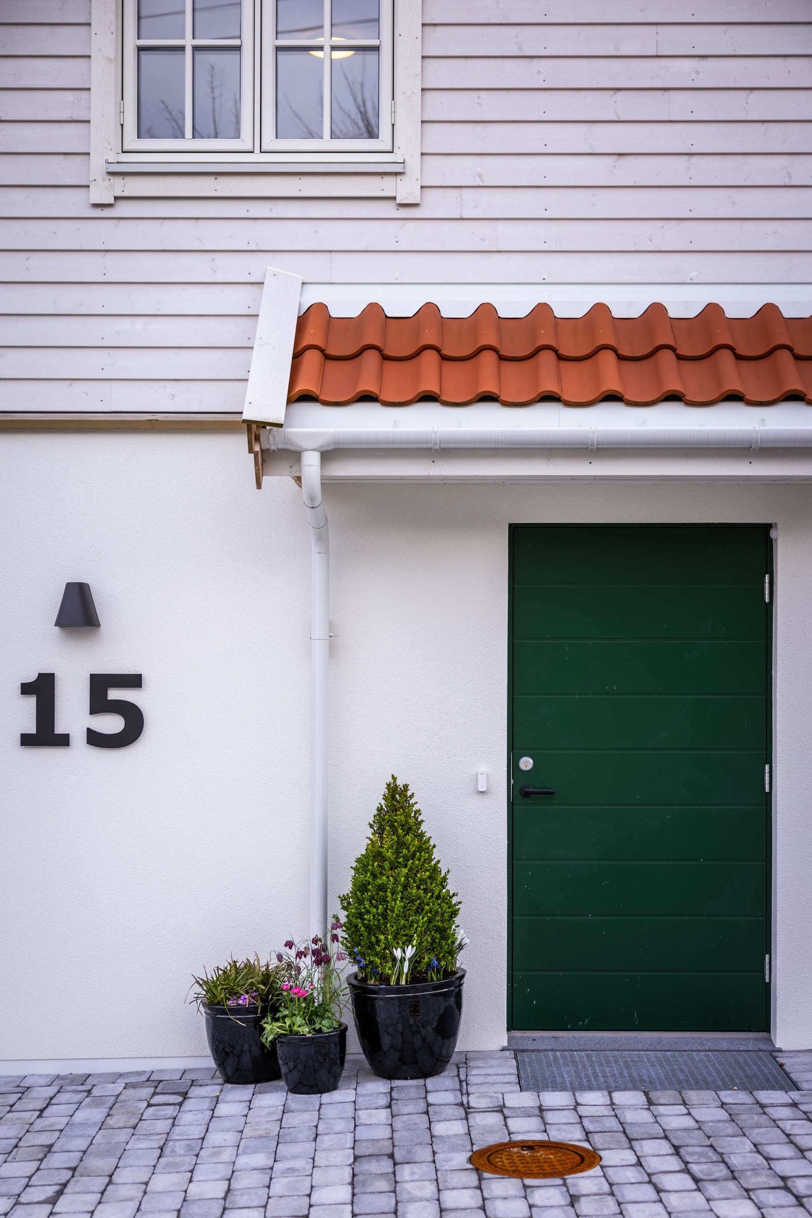 - I idylliske Alvøen, godt integrert mellom den sjarmerende gamle trehusbebyggelsen ligger Ellingshaugen 15 - Galleribilde