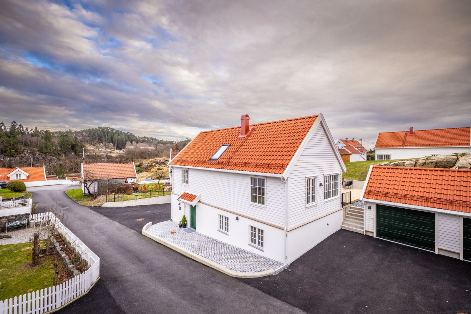 - Garasje med elektrisk portåpner og elbillader - Galleribilde