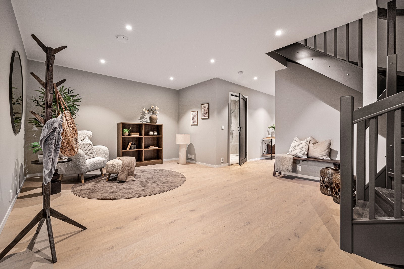 - Stor og innbydende entré. Denne reflekterer stilen i resten av boligen - Galleribilde