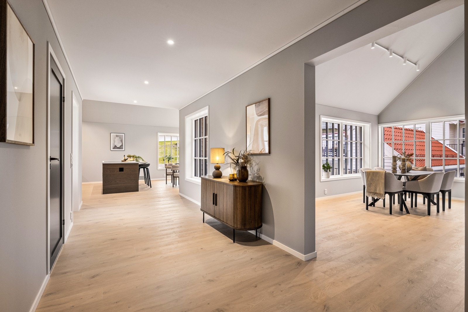 - Hovedetasjen, plan 2, inneholder allrom, kjøkken, gjeste-wc og et romslig hovedsoverom med privat baderom - Galleribilde