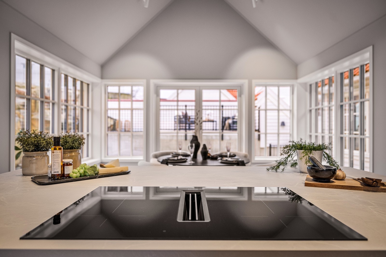 - Lekker og sosial kjøkkenøy med induksjons platetopp med integrert ventilator med kullfilter - Galleribilde