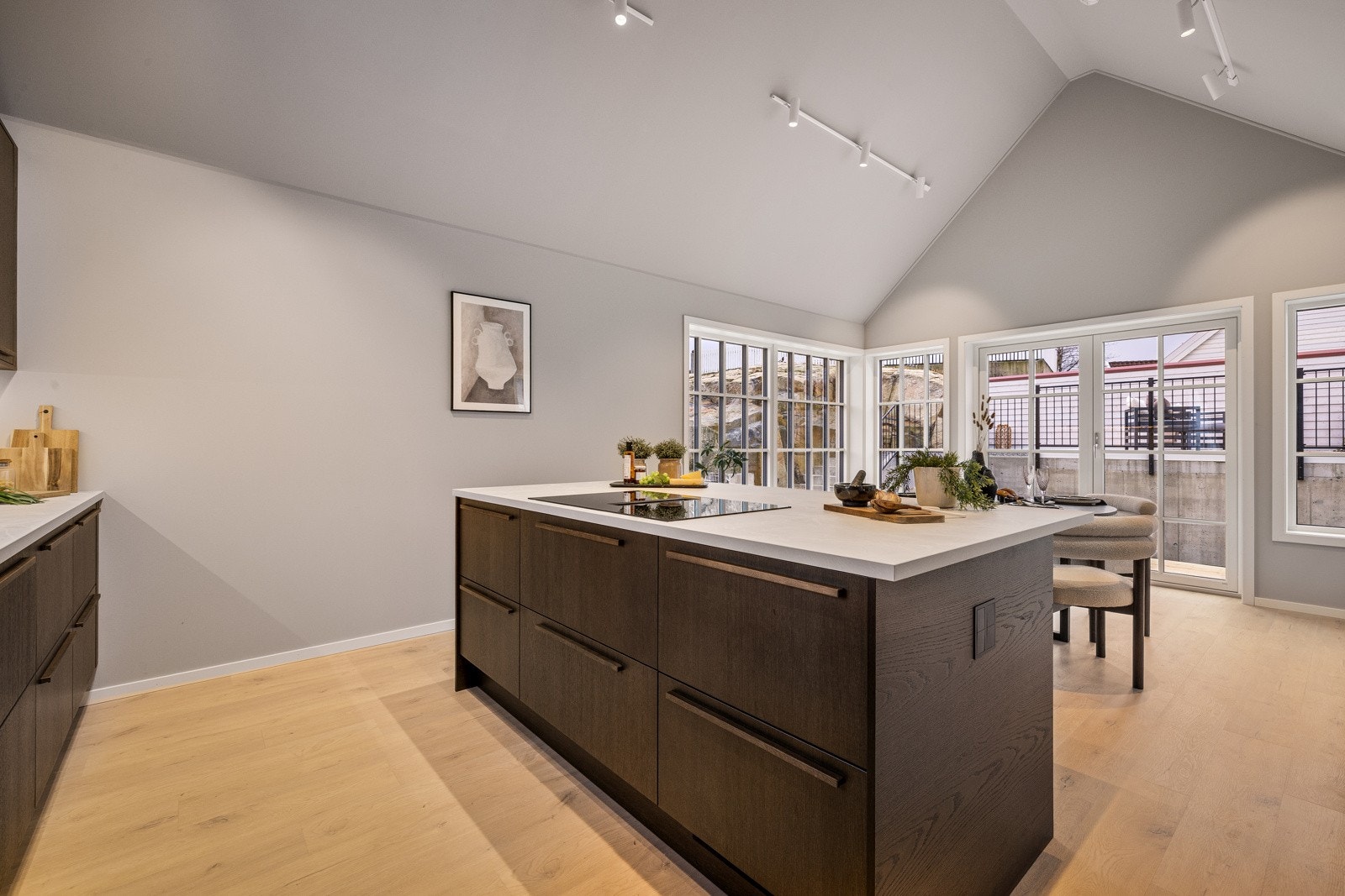 - Rikelig med oppbevaring i både skuffer og skap og gode overflater for matlaging - Galleribilde