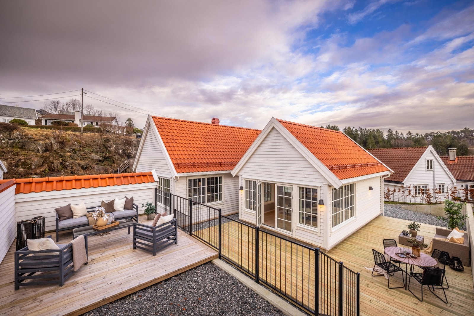 - På det øverste platået ligger du skjermet til, og her ligger forholdene til rette for å nyte finværsdagene ute - Galleribilde