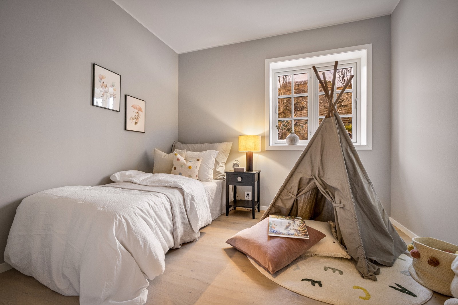 - Samtlige soverom har plass til seng, garderobeskap og nattbord - Galleribilde