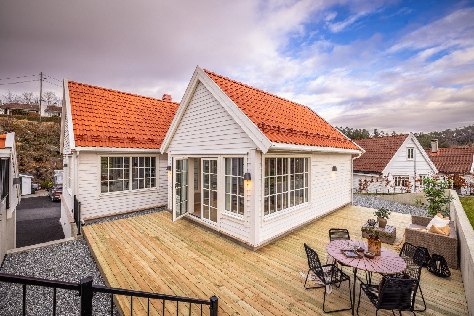 - Nydelig enebolig beliggende i det vakre og etablerte miljøet på Alvøen - Galleribilde