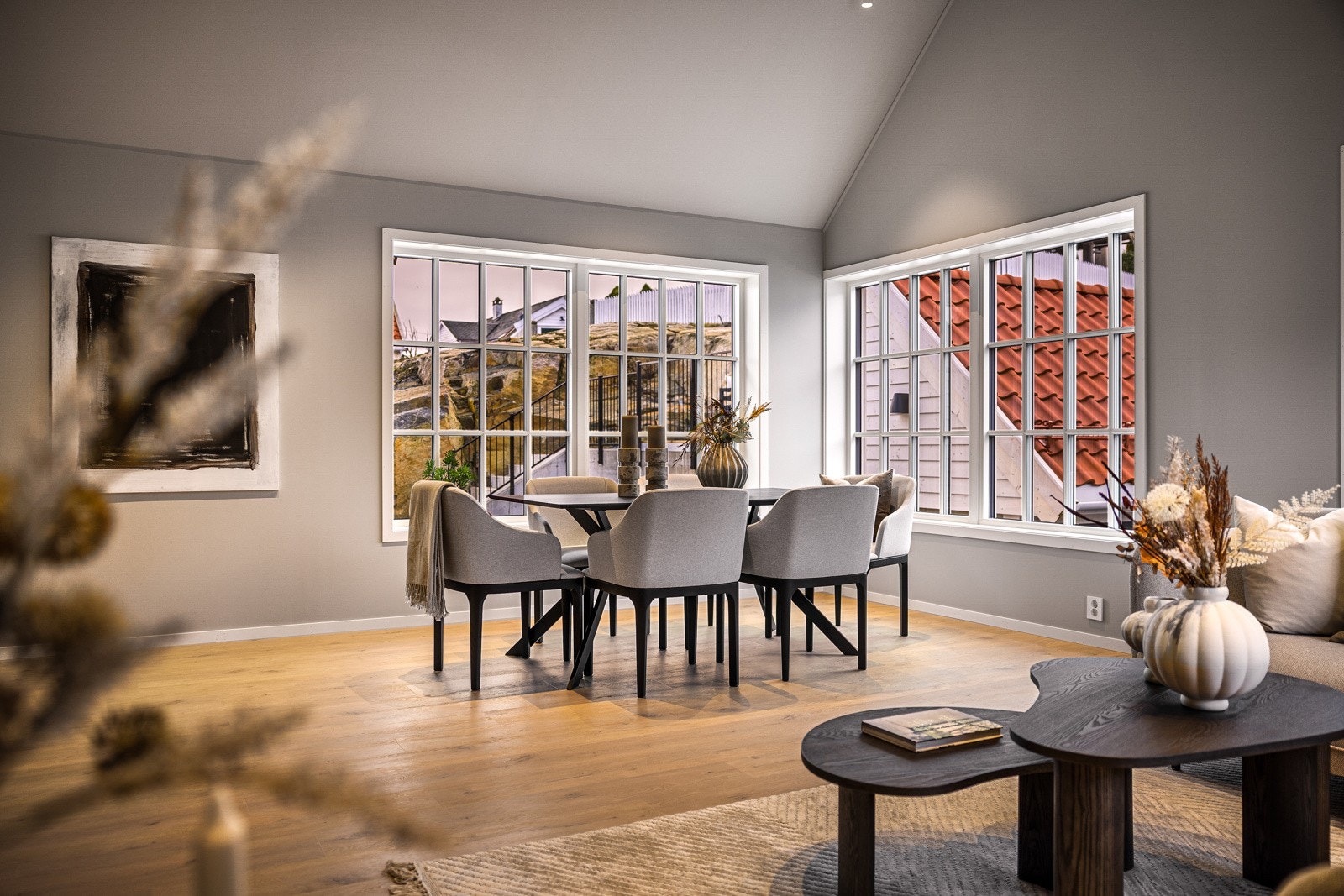 - Stuen har god plass til møblering i flere soner, samt spisebord om ønskelig - Galleribilde