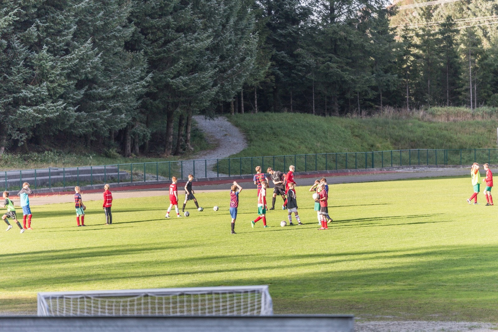 - Beliggenheten er rolig og landlig, men likevel meget sentral med kort avstand til Alvøen skole, barnehage, idrettsanlegg, ride anlegg, butikker og buss - Galleribilde