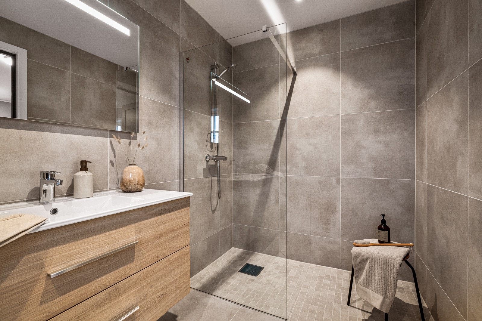 - Speil med integrert LED-lys, vegghengt toalett og dusj med dusjvegger i glass og armatur i krom - Galleribilde