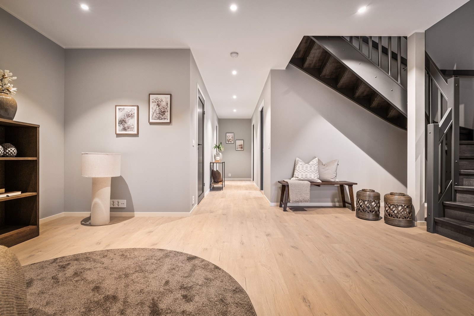 - Her i fra har man trapp, opptil 2. etasje. Innerst i gangen har man soveromsfløy med 2 av boligens totalt 4 soverom, bad og vaskerom - Galleribilde