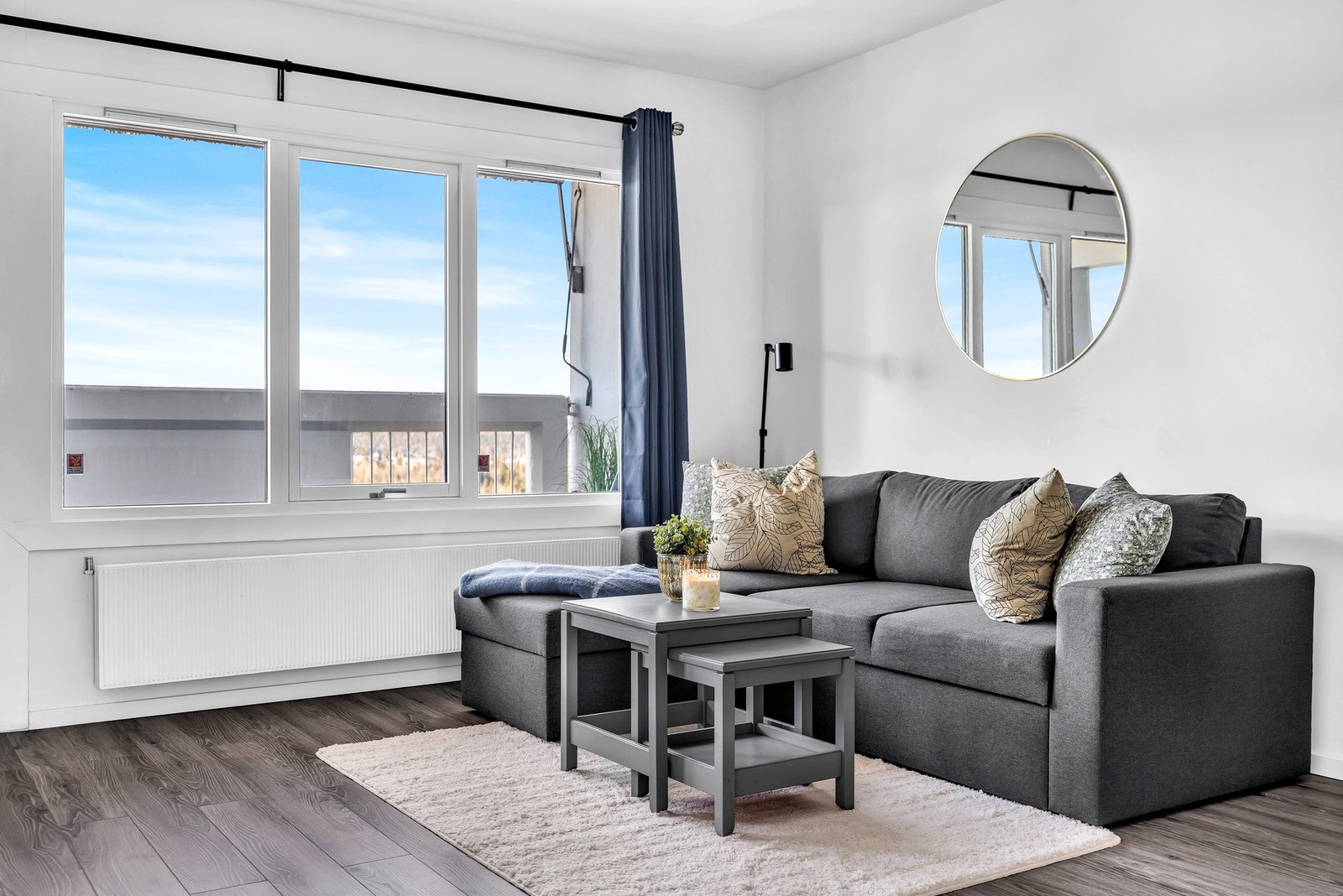 Store vindusflater gir godt med naturlig lysinnslipp. Galleribilde