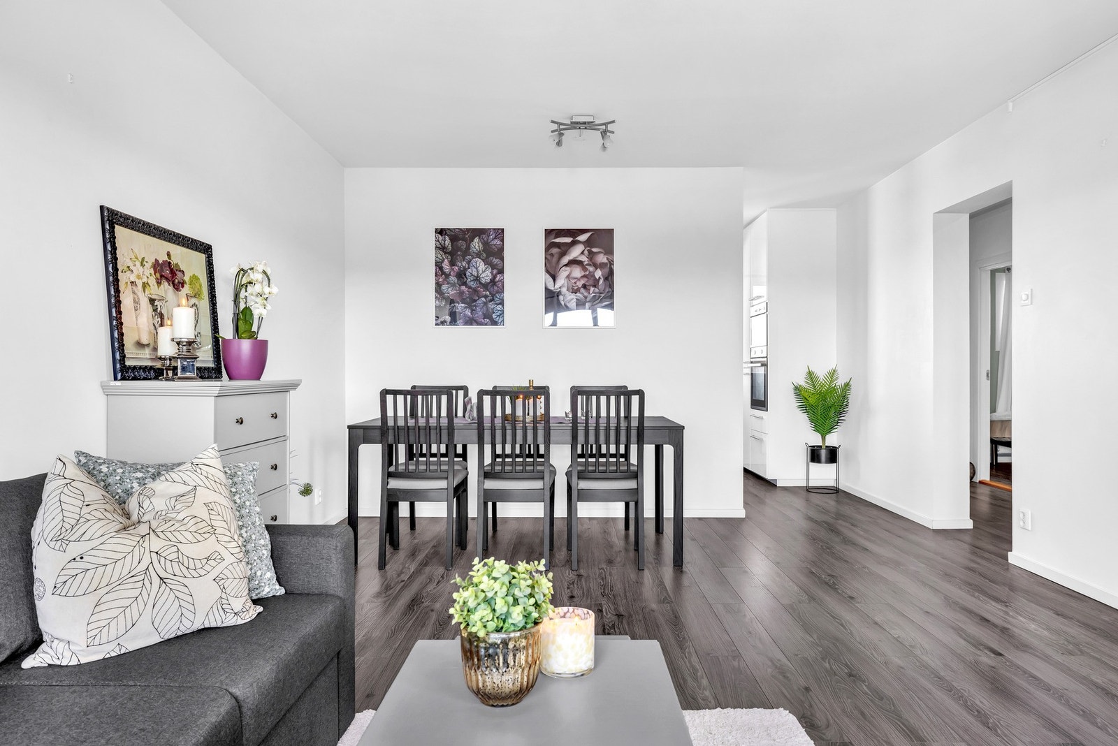 Rundt spisebordet kan både venner og familie samles. Galleribilde