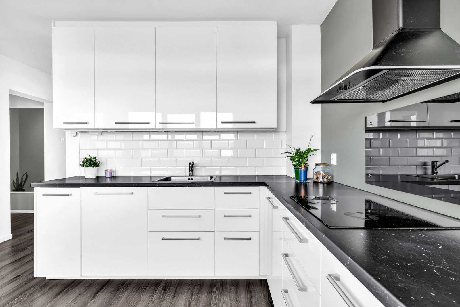 Her er det godt med oppbevaringsplass i både under- og overskap, samt en god benkeflate for matlaging. Galleribilde